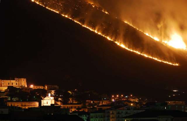 Notturno con incendio